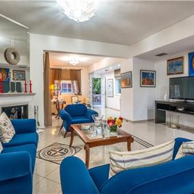 4 bedroom villa with pool close to beach on Akrotiri peninsula, sleeps 8